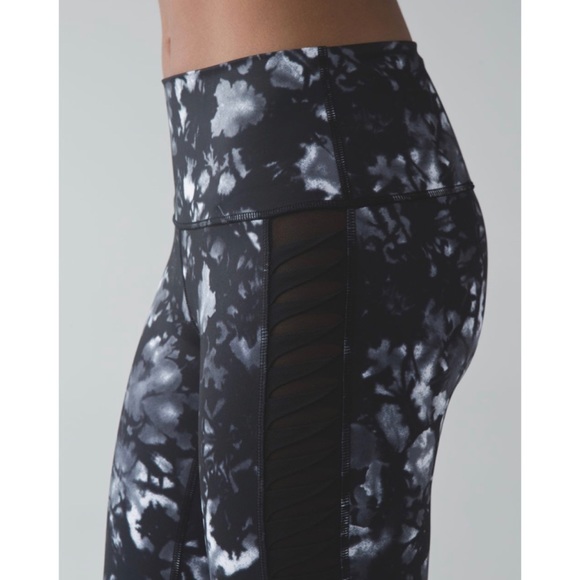 Lululemon Sunshine Salutation Crop - Picture 3 of 9